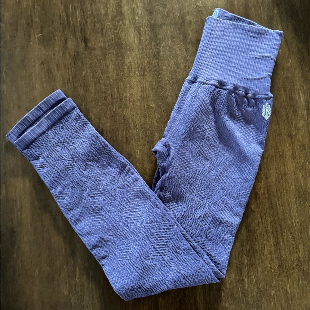 NWOT XS/S FP FREE PEOPLE MOVEMENT PURPLE CROPS W/ TEXTURE